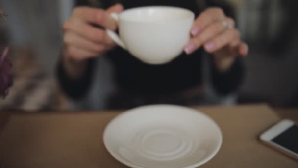 Женщина пьет зеленый чай — стоковое видео