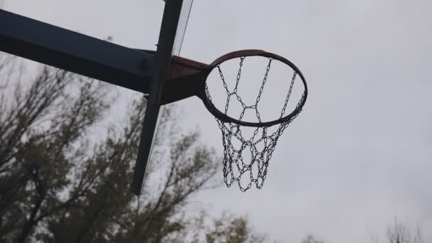 Jogando bola alvo para cesta na quadra de basquete — Vídeo de Stock