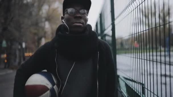 Afrikanska mannen gå för att spela basket — Stockvideo