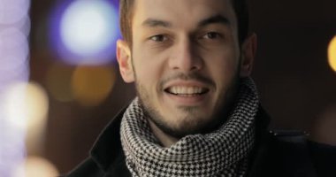 Portre portre gece şehirde mutlu genç adamın gülümseyen