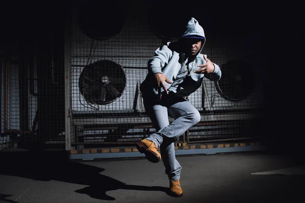 Сучасний репер танцює в гаражі. Міський спосіб життя, хіп-хоп . — стокове фото