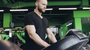 Koşu bandı üzerinde koşan adam