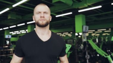 Koşu bandı üzerinde koşan adam