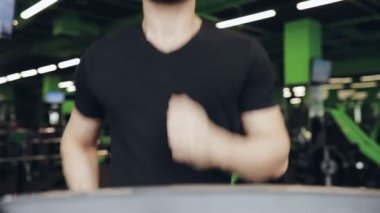 Koşu bandı üzerinde koşan adam