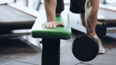 Spor salonunda pompa demir adam