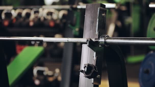 Man set weight on barbell — Stock Video