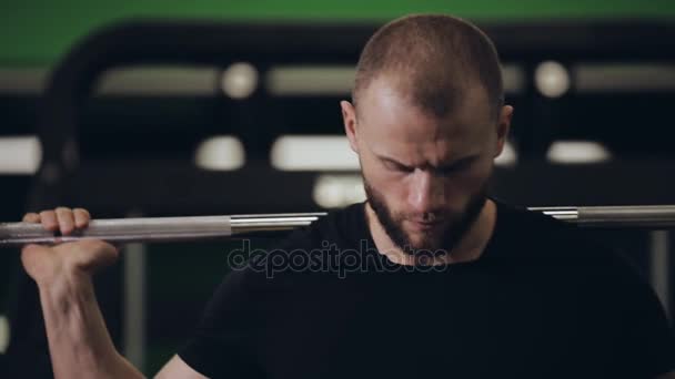 Hombre sentadilla con barra en el gimnasio — Vídeo de stock