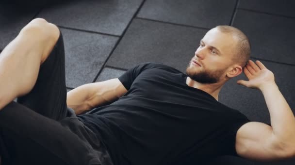 Человек тренирует мышцы живота в тренажерном зале — стоковое видео