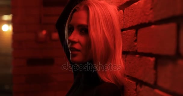 Donna sexy posa a parete luce rossa — Video Stock