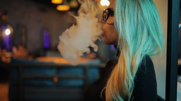Женщина курит кальян — стоковое видео