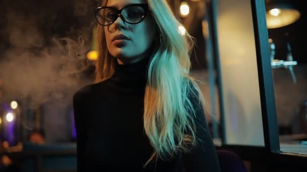 Mujer vaping hookah en club nocturno — Vídeos de Stock