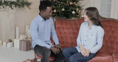Adam kadın için bir hediye kutusu Noel tatil verir.