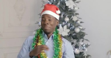Santa Claus şapka Noel tatili üzerinde dans Afro-Amerikan adam