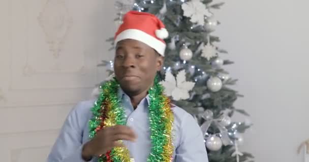 Hombre afroamericano en Santa Claus sombrero bailando en vacaciones de Navidad — Vídeo de stock