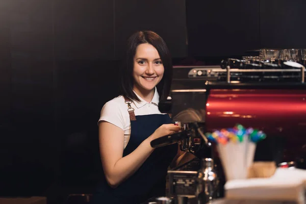Barista trabajando en la máquina de café — Foto de Stock