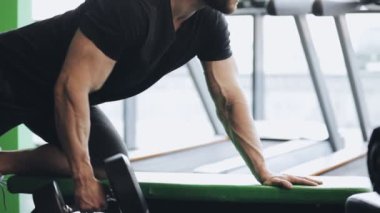Adam bir halter salonunda kaldırdı.