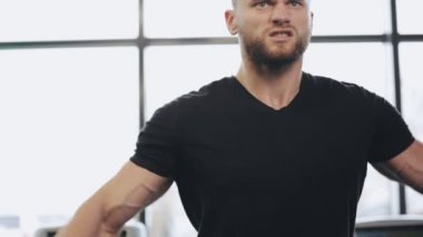 Adam bir dumbbell spor salonunda, o deltoid kas pompalama kaldırdı.