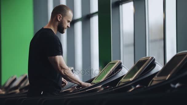 Koşu bandı üzerinde yavaş koşan adam — Stok video