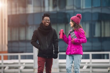 Bir kış yürüyüş çok ırklı öğrenciler arkadaşlar