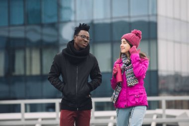 Bir kış yürüyüş çok ırklı öğrenciler arkadaşlar