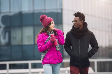 Bir kış yürüyüş çok ırklı öğrenciler arkadaşlar