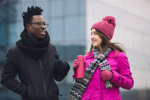 Yürüyüş ve kış aylarında konuşurken çok ırklı öğrenciler arkadaşlar