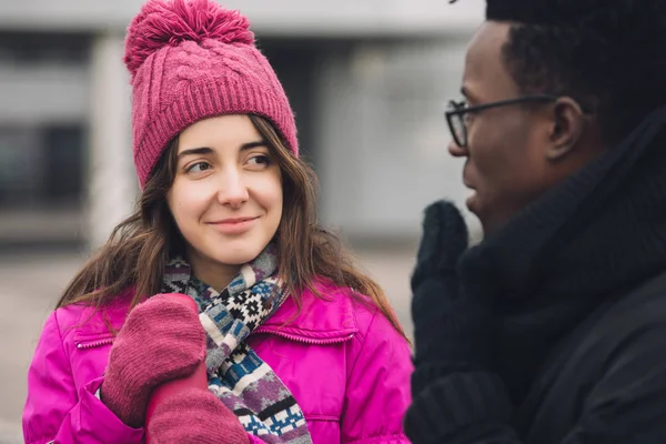 Vrienden van de multiraciale studenten op een winterwandelingen — Stockfoto