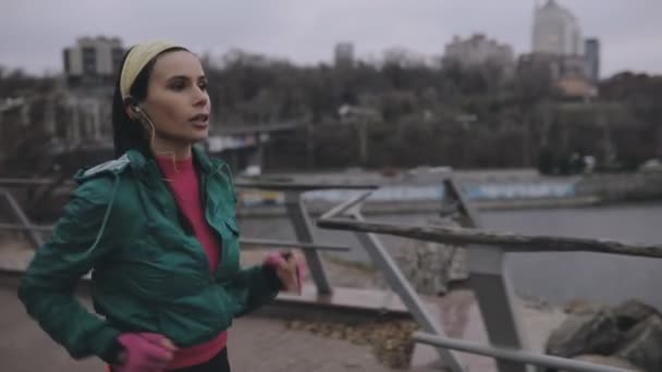 Mujer corriendo al aire libre en frío día de invierno — Vídeos de Stock