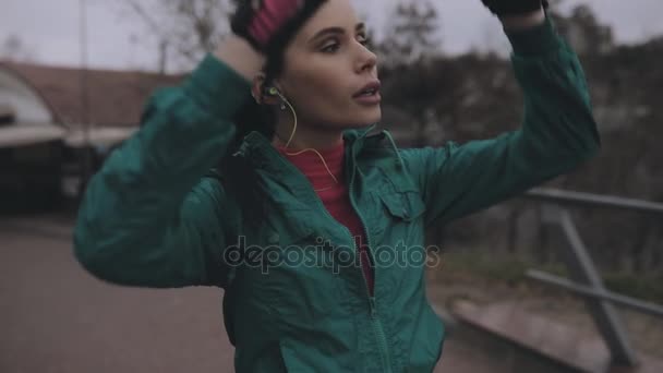 Mujer corriendo al aire libre en frío día de invierno — Vídeo de stock