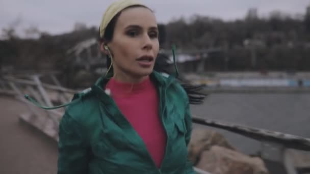 Femme jogging extérieur dans la journée froide d'hiver — Video