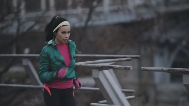 Mujer corriendo al aire libre en frío día de invierno — Vídeos de Stock