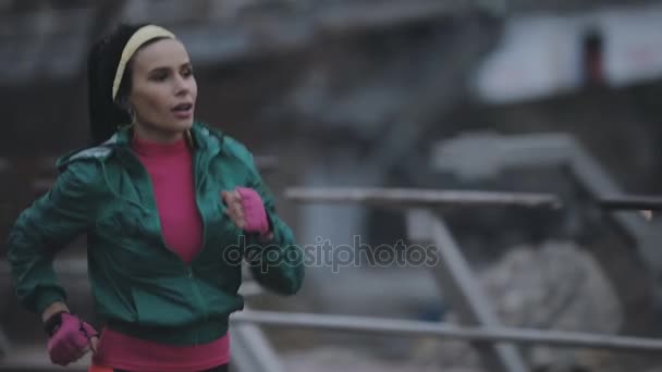 Женщина бегает на улице в холодный зимний день — стоковое видео