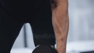 Halter salonunda, o kas pompalama ile çalışan adam