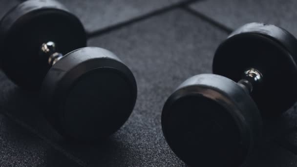 Tomando pesas en el gimnasio — Vídeo de stock