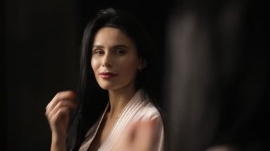 Güzel baştan çıkarıcı coquette kadın kamera için ayna aracılığıyla arıyor