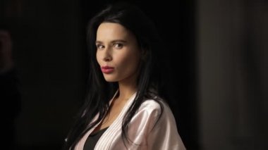 Güzel baştan çıkarıcı coquette kadın kamera için ayna aracılığıyla arıyor