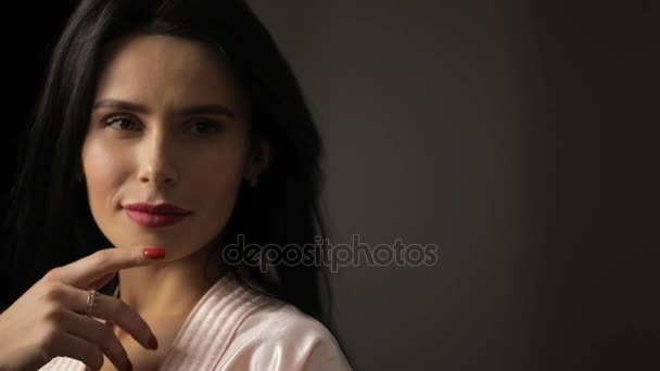Beautiful seductive coquette woman winking to camera through mirror — Stock Video