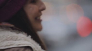 Arkadan Görünüm, şehirde sokak yürüyüş kaldırdı elleriyle mutlu kadın