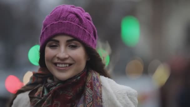 都市のブルネットの髪を持つ笑顔の若い女性の肖像画 — ストック動画