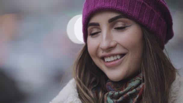 Porträtt av leende ung kvinna med brunett hår i en stad — Stockvideo