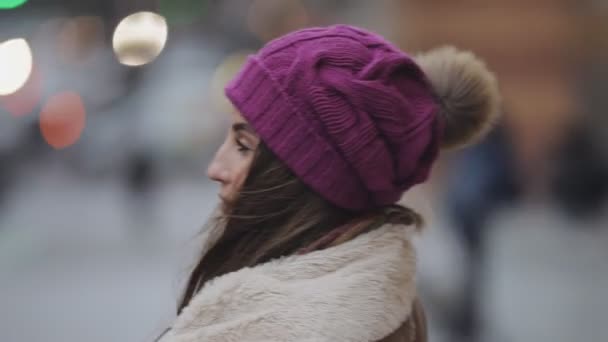 Mujer joven en la calle fría de la ciudad esperando a su amigo — Vídeo de stock