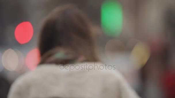 冷的城市的妇女佩带紫罗兰色的帽子, 后方看法 — 图库视频影像