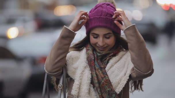 Lachende vrouw weergegeven: tong in een winter-stad — Stockvideo