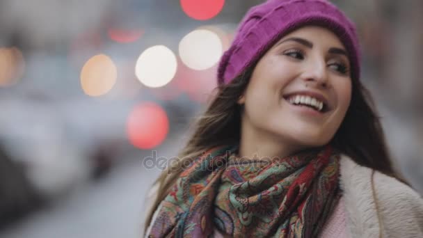 Adiós gesto de mujer joven en calle fría de la ciudad — Vídeos de Stock