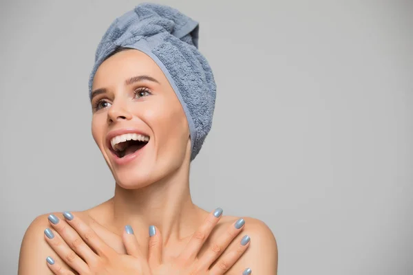 Krásné lázeňské usmívající se žena izolována na šedém pozadí. Ona po koupeli s ručníkem na hlavě. — Stock fotografie