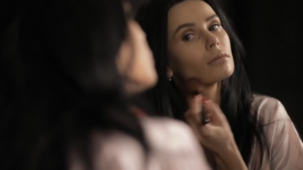 Güzel Kadının Yapması Makyaj Ayna Yüz Fırça Kullanarak Tonlama — Stok video