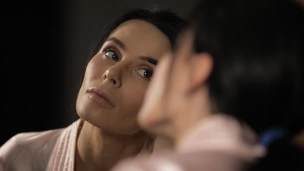 美丽的妇女画眉毛睫毛膏在镜子 — 图库视频影像