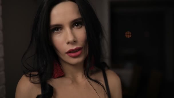 Σέξι Όμορφη Γυναίκα Στο Εσωρούχων Που Παρουσιάζουν Εσωτερικούς Χώρους — Αρχείο Βίντεο