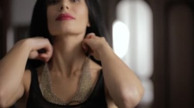 Boynundaki Çelik Kolye giyen güzel kadın