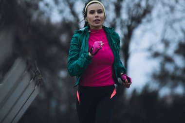 Dışarıda soğuk kış günü jogging kadın